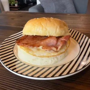 Bacon & Egg Bun